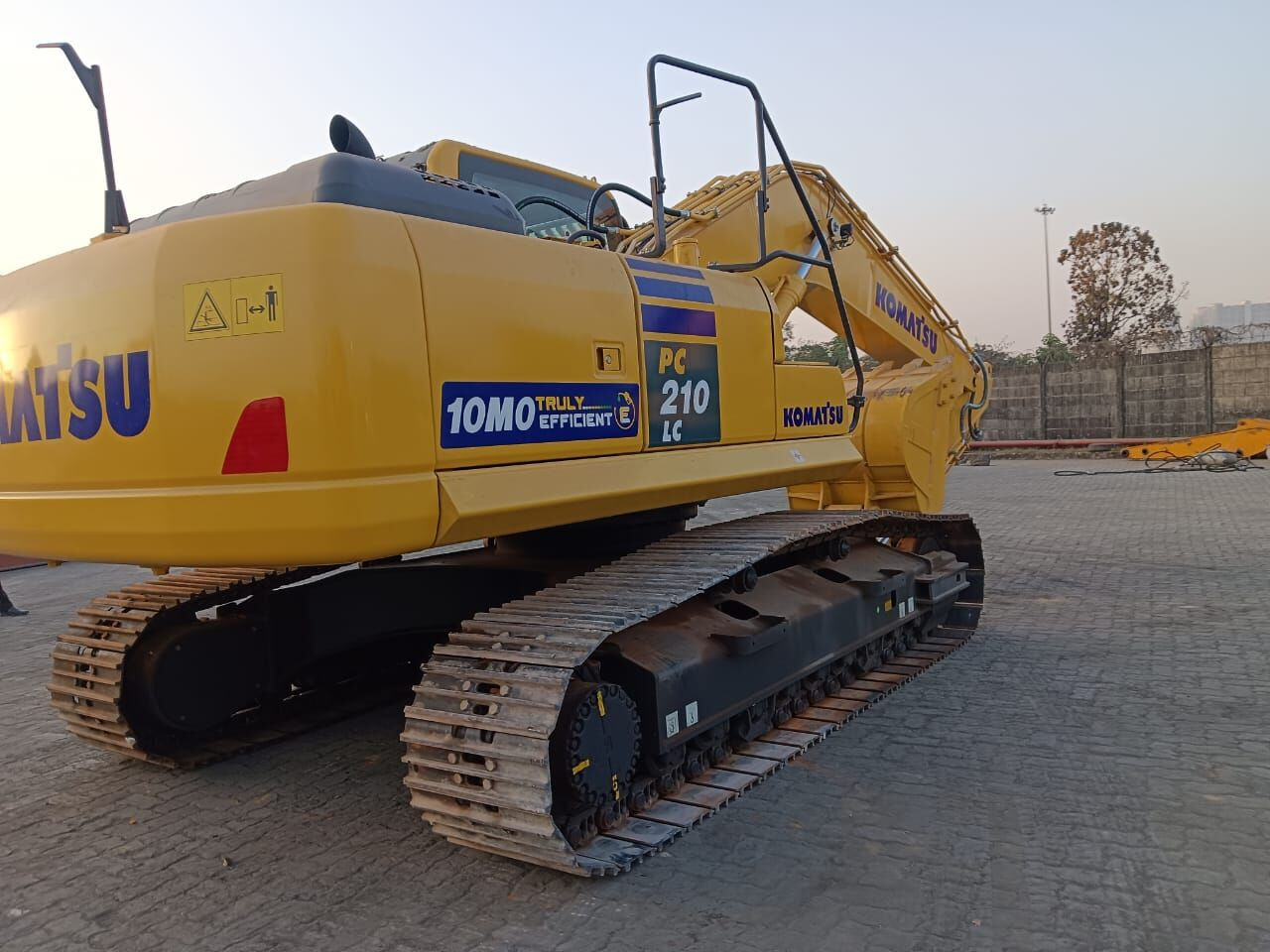 New Komatsu PC210 tracked excavator - Lánctalpas kotró: 2 kép. New Komatsu PC210 tracked excavator - Lánctalpas kotró: 2 kép.