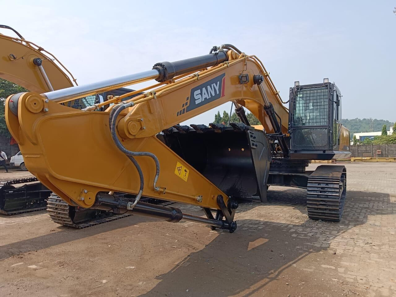 New Sany SY 350 tracked excavator - Lánctalpas kotró: 1 kép. New Sany SY 350 tracked excavator - Lánctalpas kotró: 1 kép.