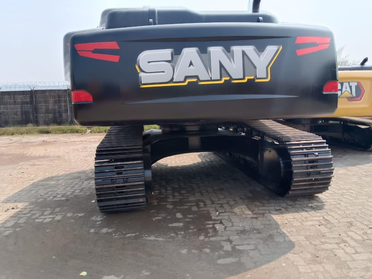 New Sany SY 350 tracked excavator - Lánctalpas kotró: 3 kép. New Sany SY 350 tracked excavator - Lánctalpas kotró: 3 kép.