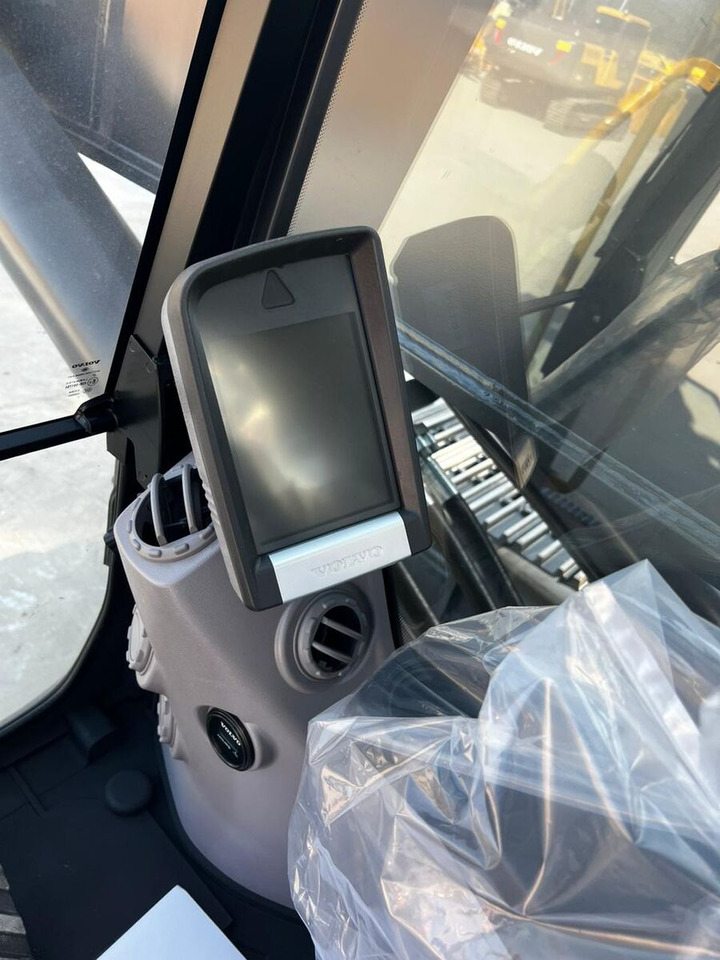 New Volvo EC480DL tracked excavator - Lánctalpas kotró: 5 kép. New Volvo EC480DL tracked excavator - Lánctalpas kotró: 5 kép.