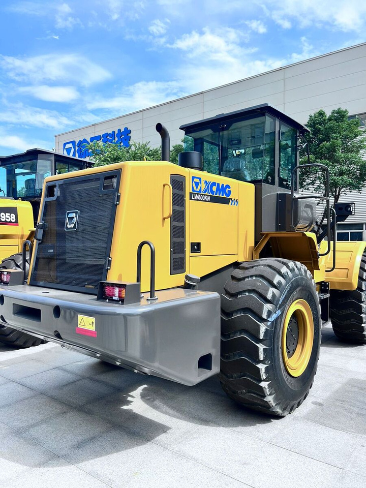 New XCMG XC968 wheel loader - Gumikerekes homlokrakodó: 2 kép. New XCMG XC968 wheel loader - Gumikerekes homlokrakodó: 2 kép.