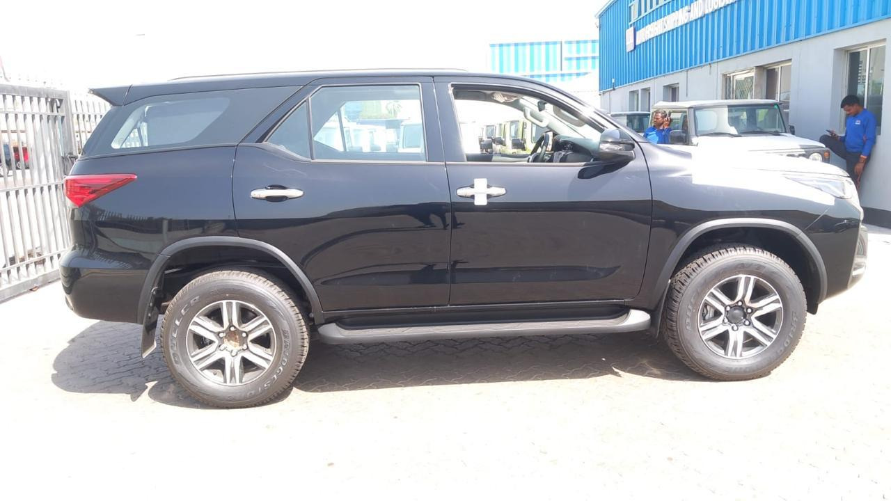 TOYOTA 2.4L SR5 Comfort 4WD - Autó: 1 kép. TOYOTA 2.4L SR5 Comfort 4WD - Autó: 1 kép.