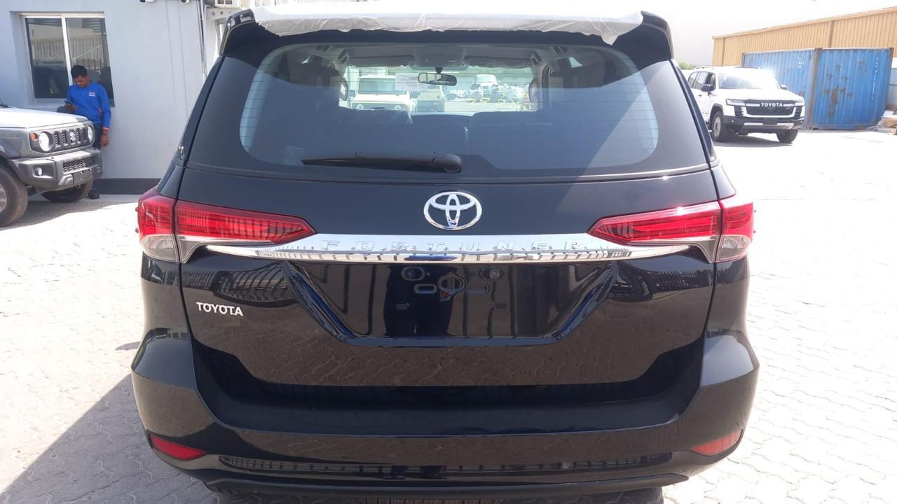 TOYOTA 2.4L SR5 Comfort 4WD - Autó: 2 kép. TOYOTA 2.4L SR5 Comfort 4WD - Autó: 2 kép.