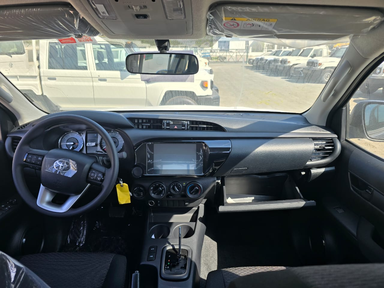 TOYOTA HILUX ACTIVE DOUBLE CAB - Pickup, Duplakabinos kisteherautó: 4 kép. TOYOTA HILUX ACTIVE DOUBLE CAB - Pickup, Duplakabinos kisteherautó: 4 kép.