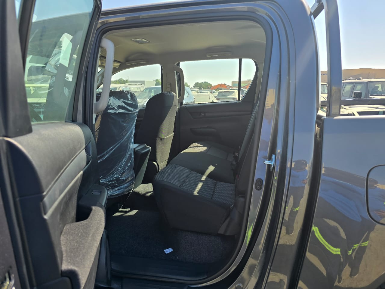 TOYOTA HILUX ACTIVE DOUBLE CAB - Pickup, Duplakabinos kisteherautó: 3 kép. TOYOTA HILUX ACTIVE DOUBLE CAB - Pickup, Duplakabinos kisteherautó: 3 kép.