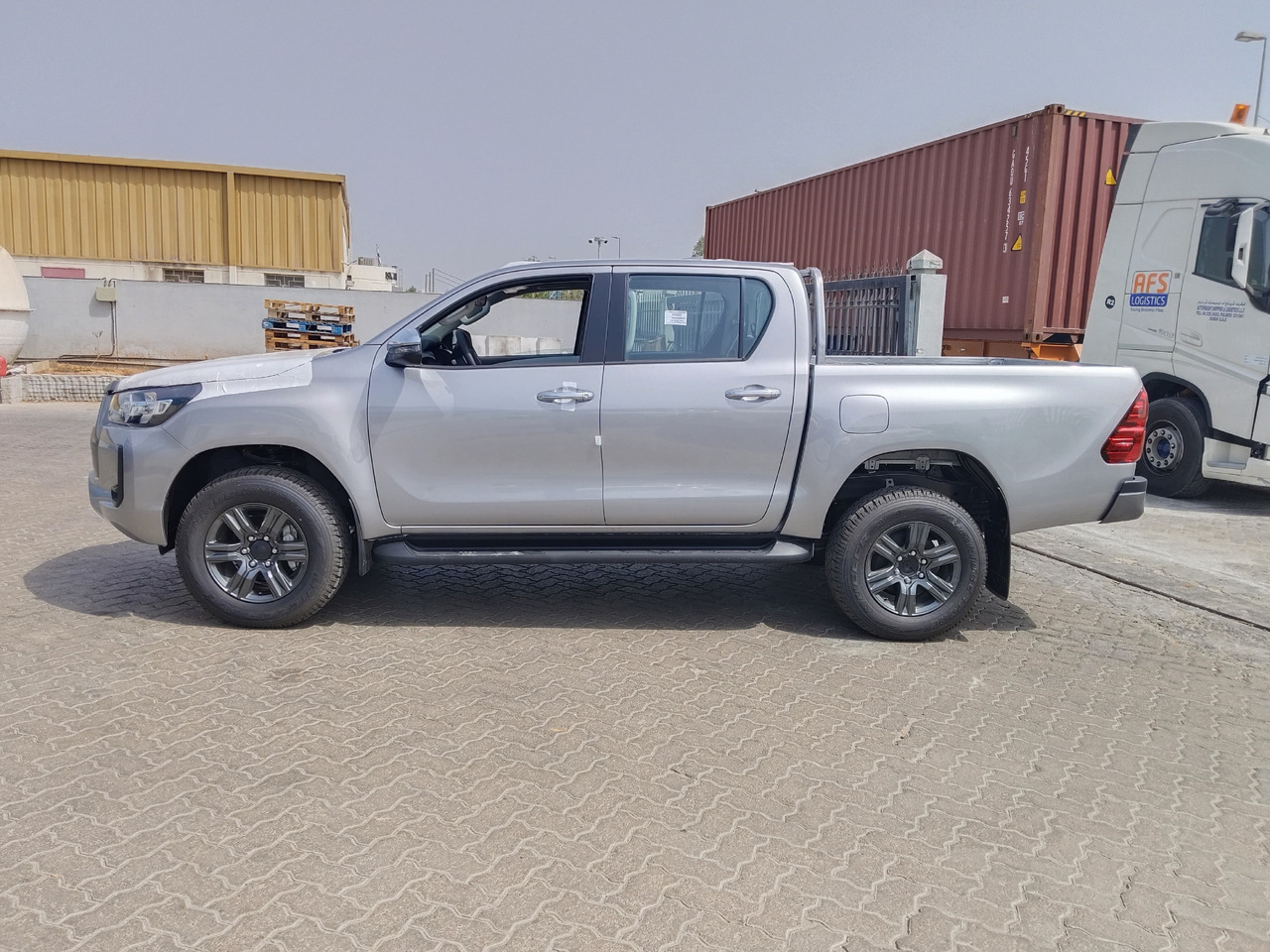 Toyota Hilux - Pickup, Duplakabinos kisteherautó: 1 kép. Toyota Hilux - Pickup, Duplakabinos kisteherautó: 1 kép.