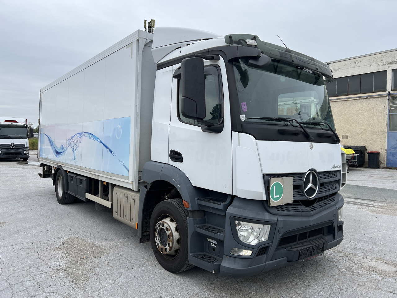 MERCEDES-BENZ ANTOS 18.30 L automatische Seitenladung | LBW | Klima | Tempomat - Italszállító teherautó: 2 kép. MERCEDES-BENZ ANTOS 18.30 L automatische Seitenladung | LBW | Klima | Tempomat - Italszállító teherautó: 2 kép.