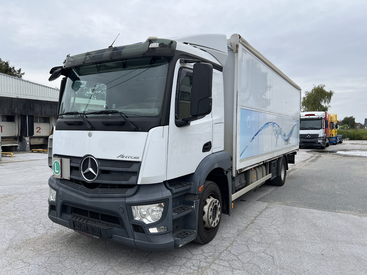 MERCEDES-BENZ ANTOS 18.30 L automatische Seitenladung | LBW | Klima | Tempomat - Italszállító teherautó: 1 kép. MERCEDES-BENZ ANTOS 18.30 L automatische Seitenladung | LBW | Klima | Tempomat - Italszállító teherautó: 1 kép.