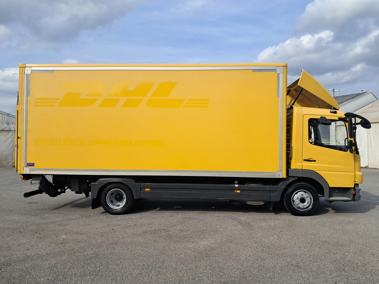 MERCEDES-BENZ ATEGO 8 16 Koffer mit LBW | Schalter | EZ 2013 - Dobozos felépítményű teherautó: 3 kép. MERCEDES-BENZ ATEGO 8 16 Koffer mit LBW | Schalter | EZ 2013 - Dobozos felépítményű teherautó: 3 kép.