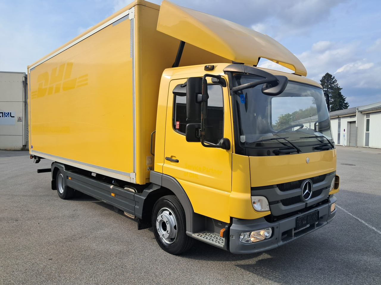 MERCEDES-BENZ ATEGO 8 16 Koffer mit LBW | Schalter | EZ 2013 - Dobozos felépítményű teherautó: 2 kép. MERCEDES-BENZ ATEGO 8 16 Koffer mit LBW | Schalter | EZ 2013 - Dobozos felépítményű teherautó: 2 kép.