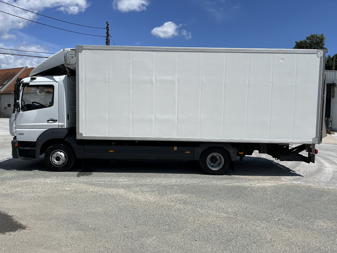MERCEDES-BENZ Mercedes-Benz Atego 1221 Kühlkoffer mit LBW | EZ 2016 | | Klima | Tempomat | Diff. Hinterachse - Hűtős teherautó: 3 kép. MERCEDES-BENZ Mercedes-Benz Atego 1221 Kühlkoffer mit LBW | EZ 2016 | | Klima | Tempomat | Diff. Hinterachse - Hűtős teherautó: 3 kép.