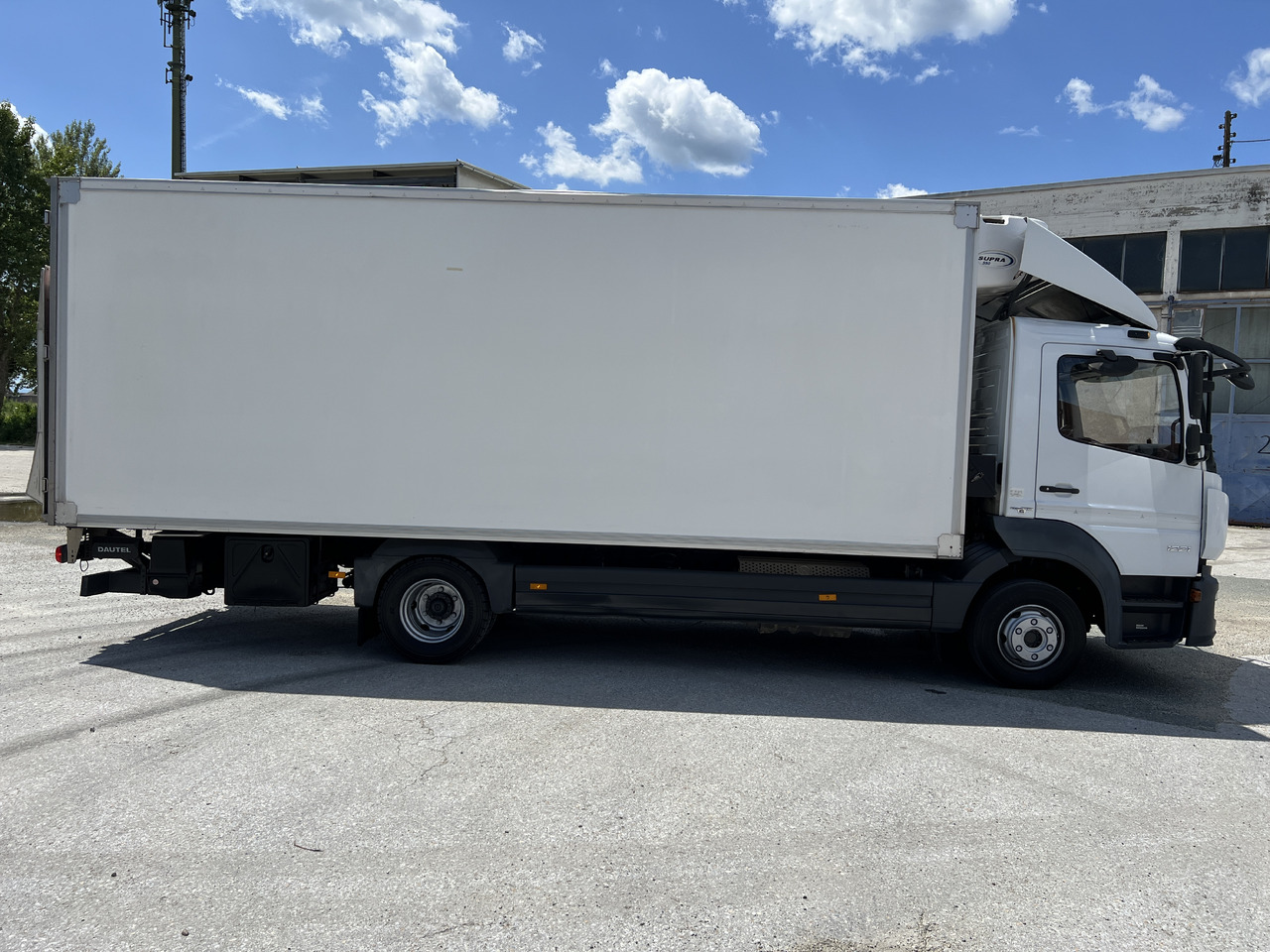 MERCEDES-BENZ Mercedes-Benz Atego 1221 Kühlkoffer mit LBW | EZ 2016 | | Klima | Tempomat | Diff. Hinterachse - Hűtős teherautó: 4 kép. MERCEDES-BENZ Mercedes-Benz Atego 1221 Kühlkoffer mit LBW | EZ 2016 | | Klima | Tempomat | Diff. Hinterachse - Hűtős teherautó: 4 kép.