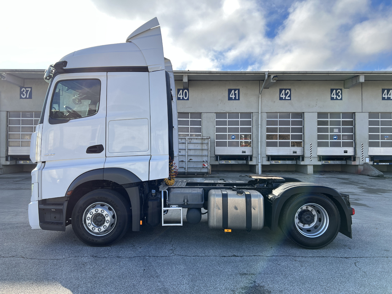 MERCEDES-BENZ Mercedes-Benz Actros 1846 | Standklima | Retarder | Euro 6 - Nyergesvontató: 5 kép. MERCEDES-BENZ Mercedes-Benz Actros 1846 | Standklima | Retarder | Euro 6 - Nyergesvontató: 5 kép.