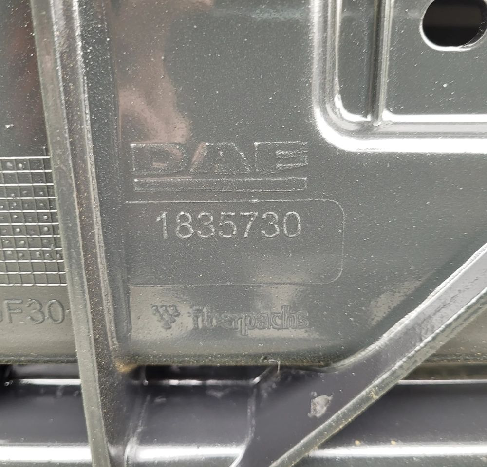 ATRAPA MASKA DAF XF 106 ORYGINAŁ 1835730 CHWALIM116 - Motorháztető - Teherautó: 4 kép. ATRAPA MASKA DAF XF 106 ORYGINAŁ 1835730 CHWALIM116 - Motorháztető - Teherautó: 4 kép.