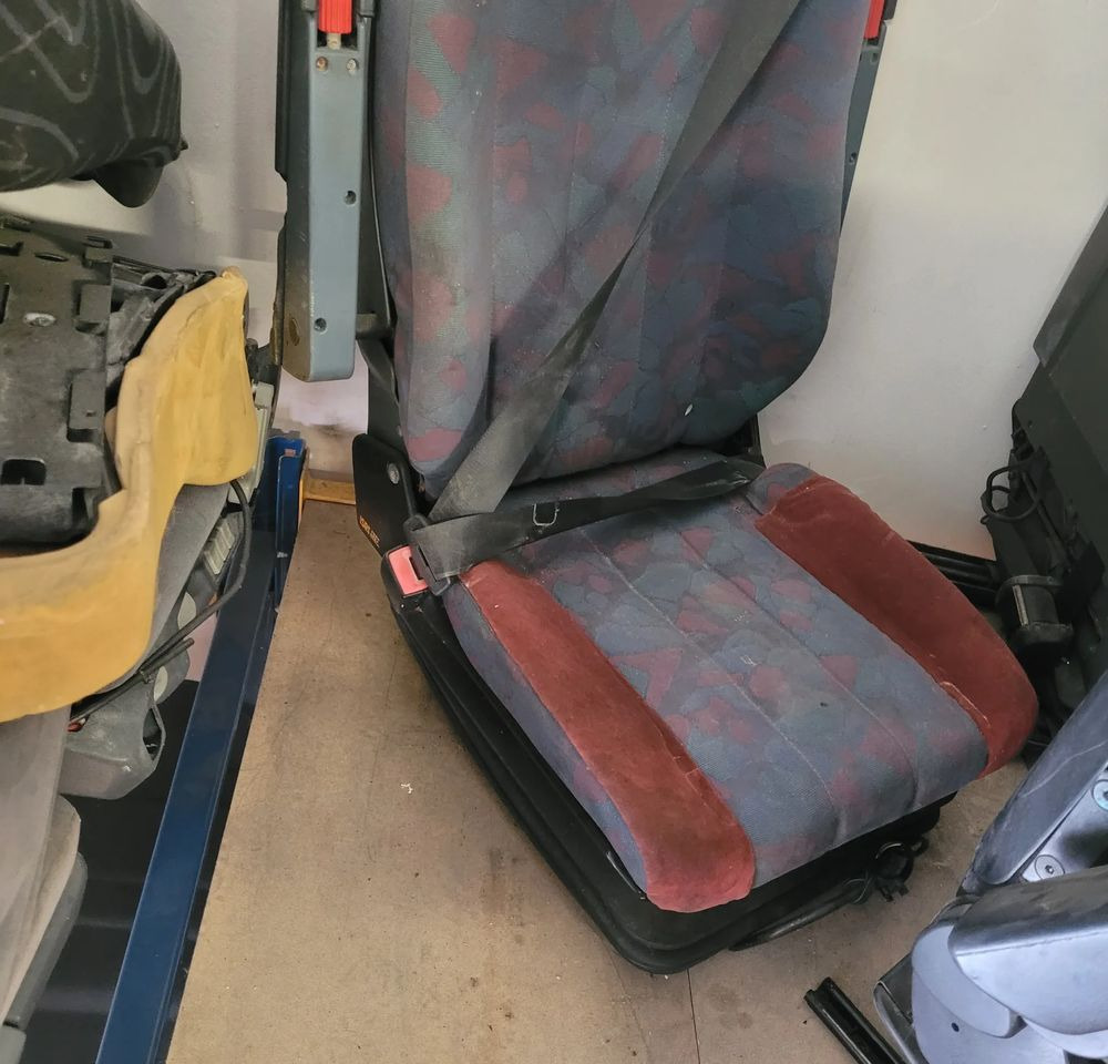 FOTEL KIEROWCY MERCEDES ATEGO CHWALIM116 - Ülés - Teherautó: 3 kép. FOTEL KIEROWCY MERCEDES ATEGO CHWALIM116 - Ülés - Teherautó: 3 kép.