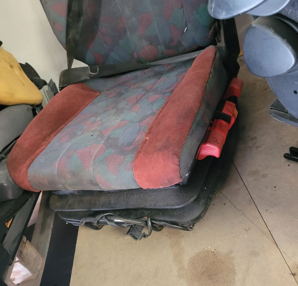 FOTEL KIEROWCY MERCEDES ATEGO CHWALIM116 - Ülés - Teherautó: 2 kép. FOTEL KIEROWCY MERCEDES ATEGO CHWALIM116 - Ülés - Teherautó: 2 kép.