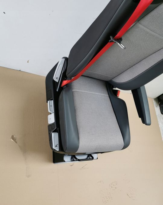 FOTEL RENAULT RANGE T GAMA PRAWY NOWY PNEUMATYCZNY - Ülés: 3 kép. FOTEL RENAULT RANGE T GAMA PRAWY NOWY PNEUMATYCZNY - Ülés: 3 kép.