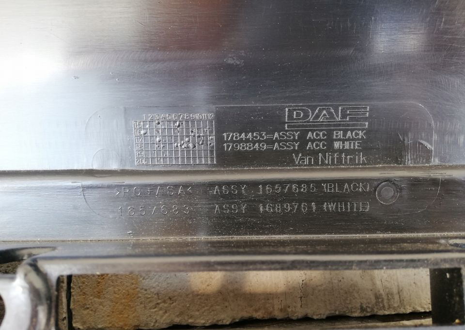 GRILL ATRAPA DAF CF NOWY ORYGINAŁ 1784453 - Rács - Teherautó: 5 kép. GRILL ATRAPA DAF CF NOWY ORYGINAŁ 1784453 - Rács - Teherautó: 5 kép.