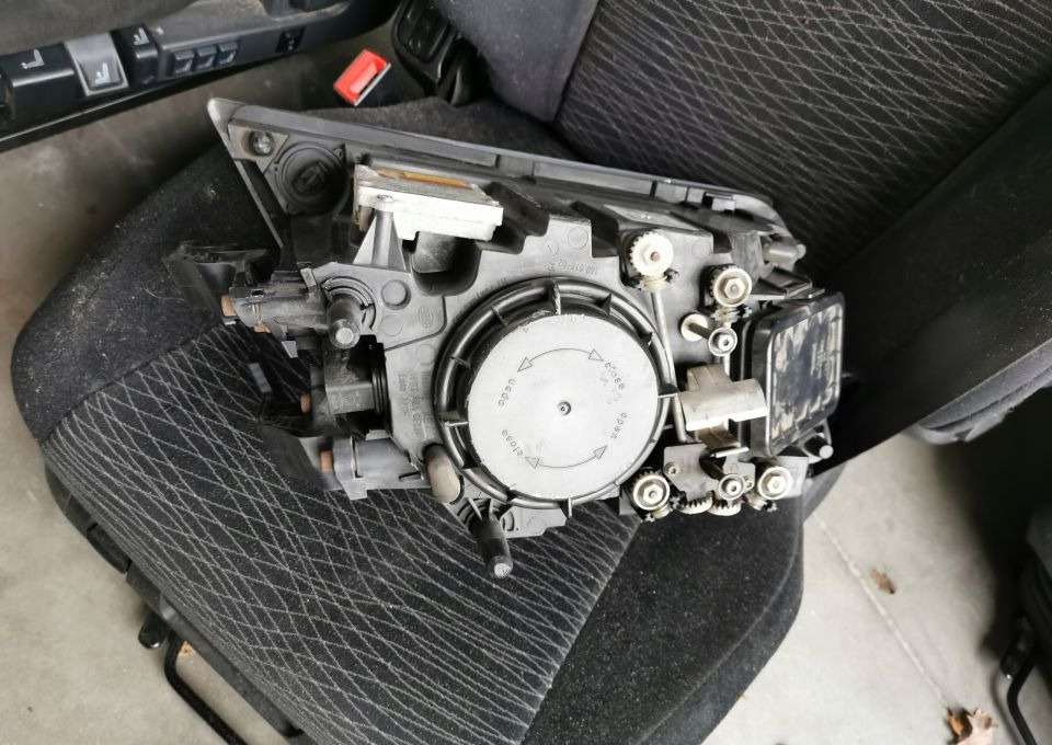 LAMPA XENON VOLVO FH 13 ORYGINAŁ PRAWA - Fényszóró - Teherautó: 2 kép. LAMPA XENON VOLVO FH 13 ORYGINAŁ PRAWA - Fényszóró - Teherautó: 2 kép.