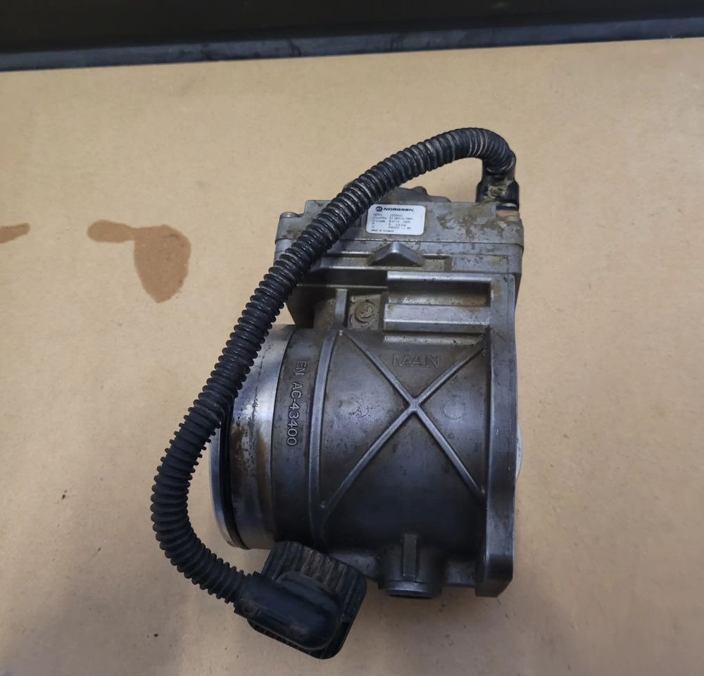 PRZEPUSTNICA EGR MAN TGX TGS E6 51.09413-7009 CHWALIM116 - EGR hűtő - Teherautó: 1 kép. PRZEPUSTNICA EGR MAN TGX TGS E6 51.09413-7009 CHWALIM116 - EGR hűtő - Teherautó: 1 kép.