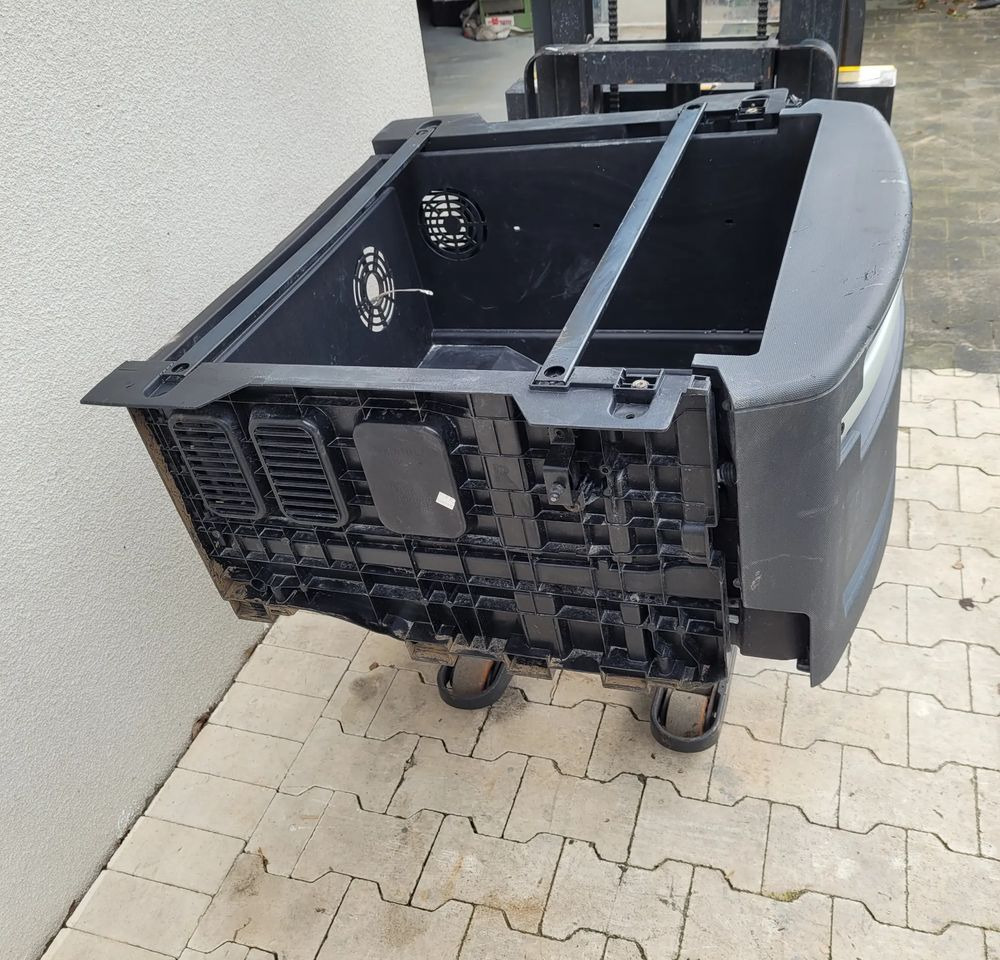 SCHOWEK LODOWKI RENAULT RANGE T 82313425 wysoka kabina - Fülke és belső tér - Teherautó: 2 kép. SCHOWEK LODOWKI RENAULT RANGE T 82313425 wysoka kabina - Fülke és belső tér - Teherautó: 2 kép.