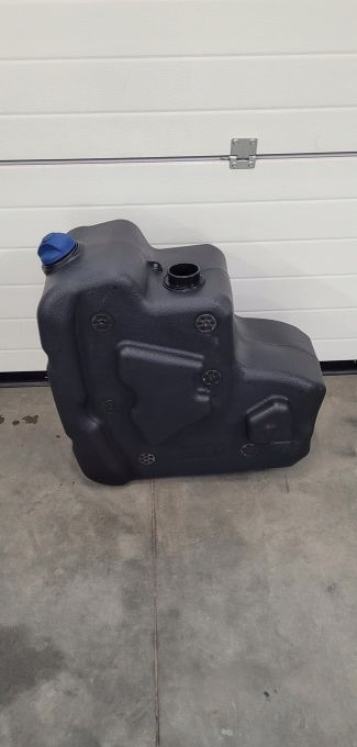 ZBIORNIK AD BLUE VOLVO FH4 21645367 - AdBlue tartály - Teherautó: 1 kép. ZBIORNIK AD BLUE VOLVO FH4 21645367 - AdBlue tartály - Teherautó: 1 kép.