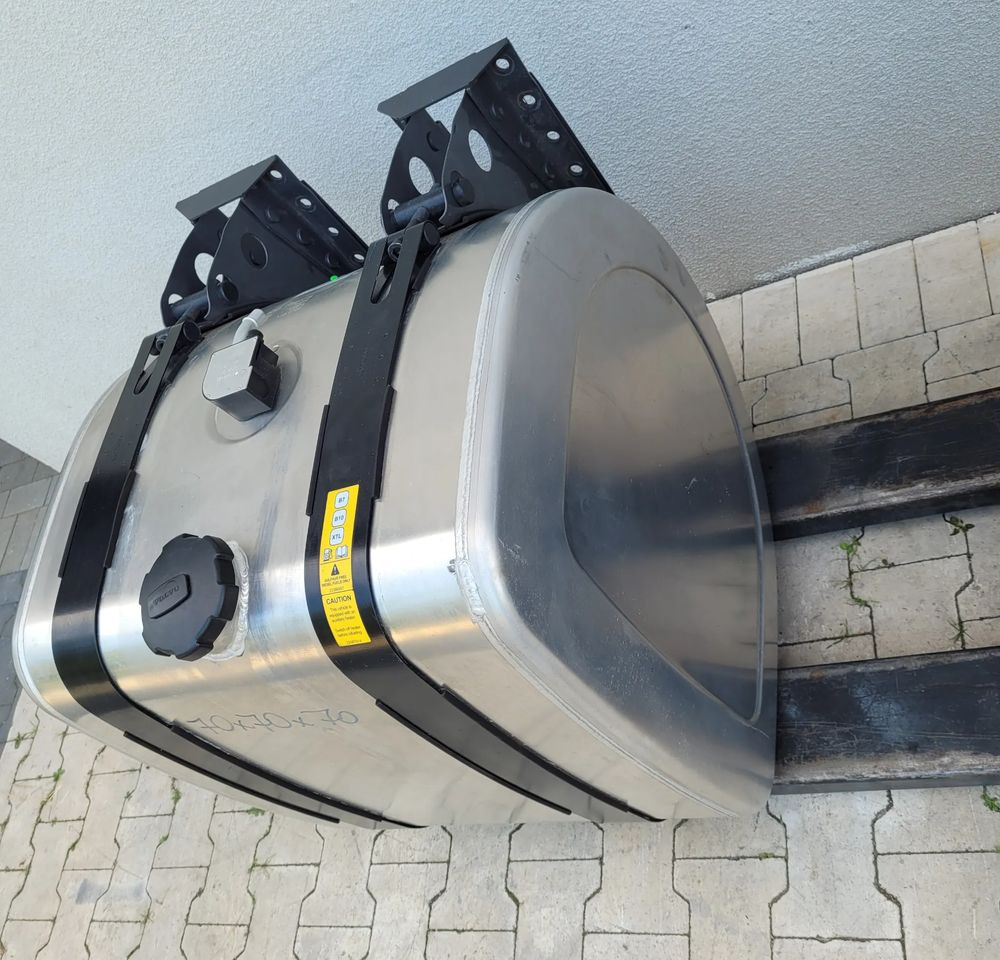 ZBIORNIK PALIWA VOLVO FH4 RENAULT 285L OM 22063854 70X70X70 - Üzemanyag tartály - Teherautó: 2 kép. ZBIORNIK PALIWA VOLVO FH4 RENAULT 285L OM 22063854 70X70X70 - Üzemanyag tartály - Teherautó: 2 kép.