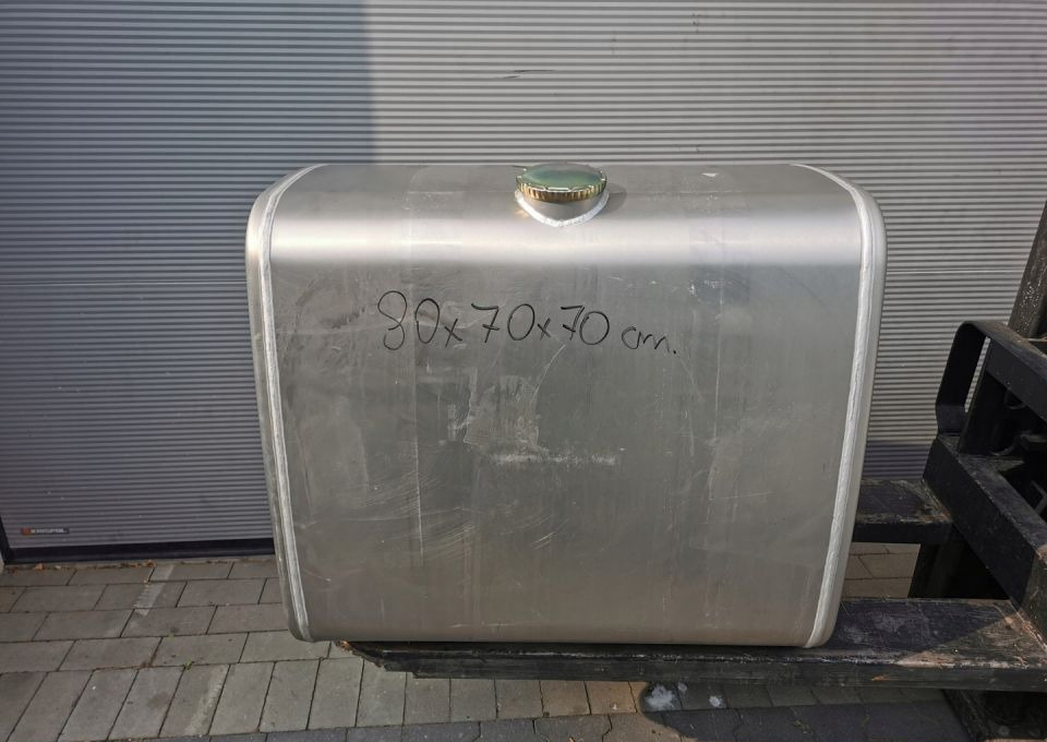 ZBIORNIK PALIWA VOLVO FH4 RENAULT GAMA 21516445 - Üzemanyag tartály - Teherautó: 1 kép. ZBIORNIK PALIWA VOLVO FH4 RENAULT GAMA 21516445 - Üzemanyag tartály - Teherautó: 1 kép.