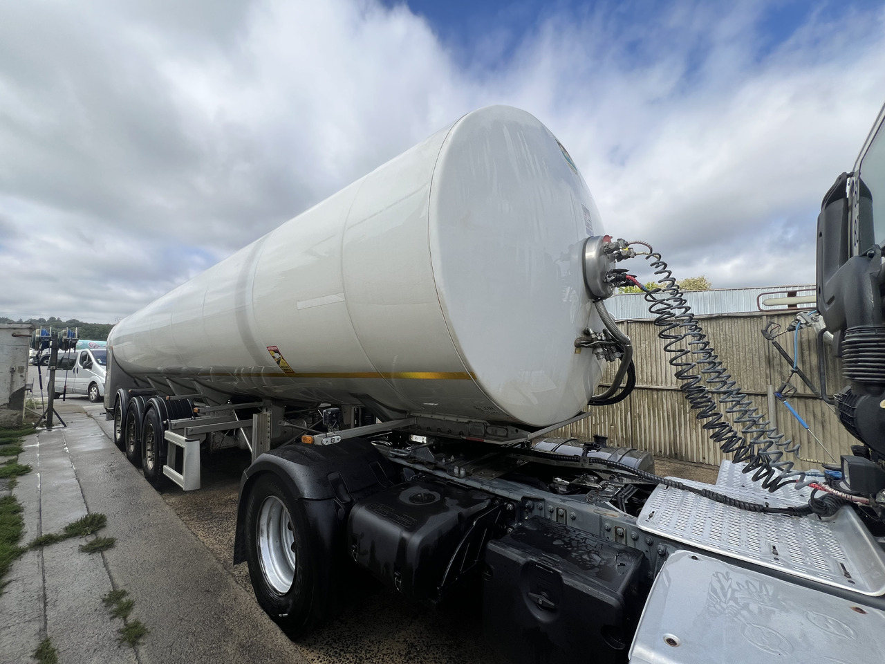 Maisonneue - Tartályos félpótkocsi: 4 kép. Maisonneue - Tartályos félpótkocsi: 4 kép.