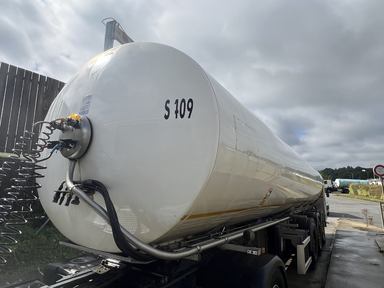 Maisonneue - Tartályos félpótkocsi: 2 kép. Maisonneue - Tartályos félpótkocsi: 2 kép.