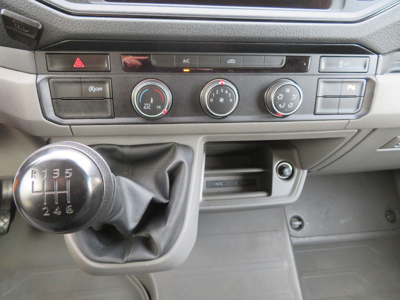 Furgon, Duplakabinos kisteherautó : 12 kép. Furgon, Duplakabinos kisteherautó : 12 kép.