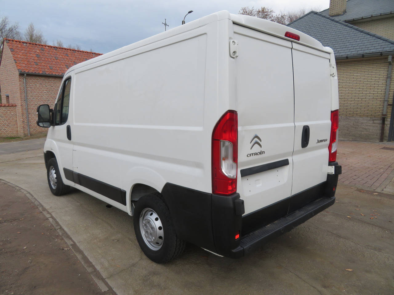 Citroën Jumper 2.2 BlueHDi - L1H1 - Kis furgon: 5 kép. Citroën Jumper 2.2 BlueHDi - L1H1 - Kis furgon: 5 kép.