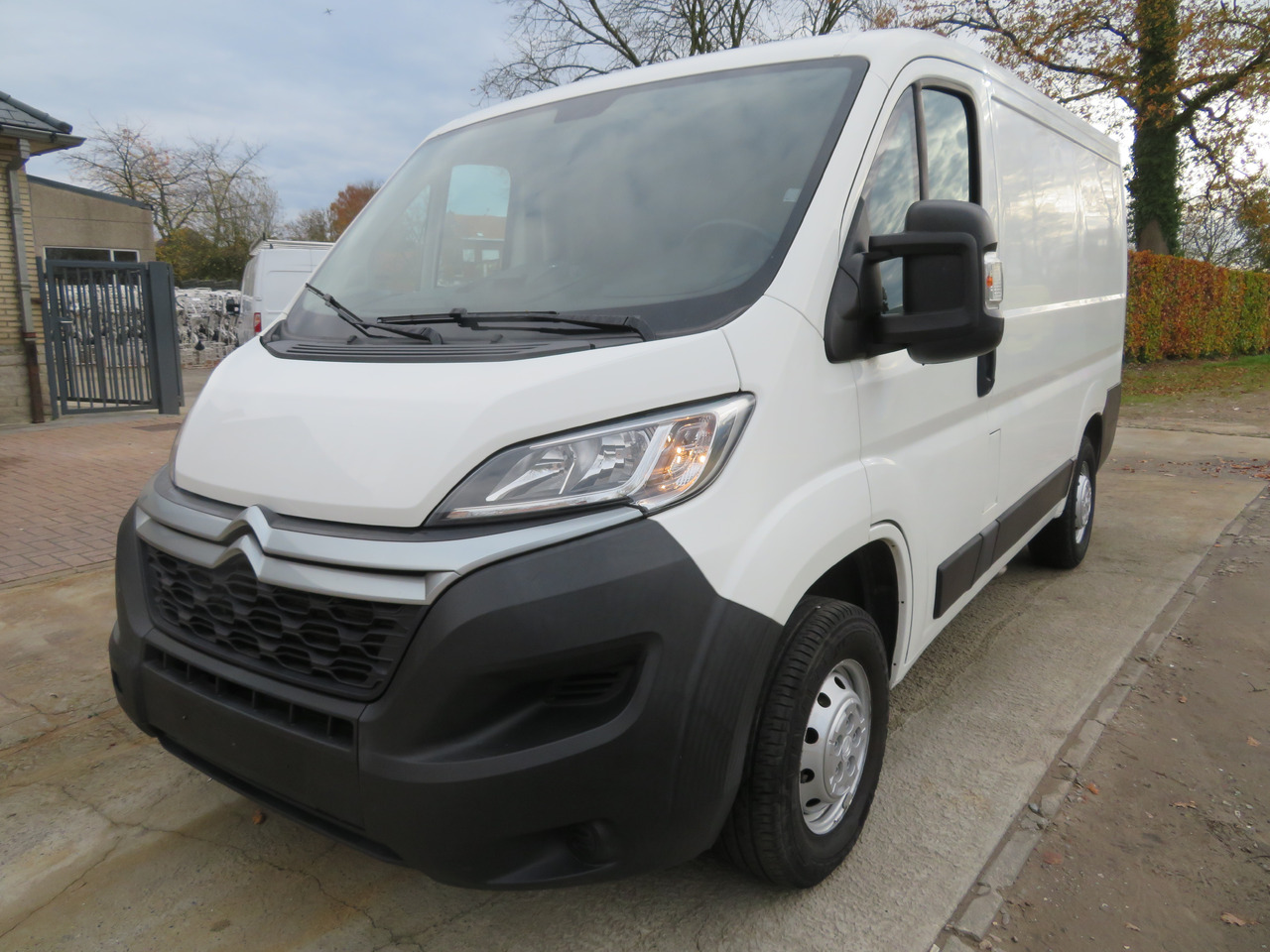 Citroën Jumper 2.2 BlueHDi - L1H1 - Kis furgon: 3 kép. Citroën Jumper 2.2 BlueHDi - L1H1 - Kis furgon: 3 kép.