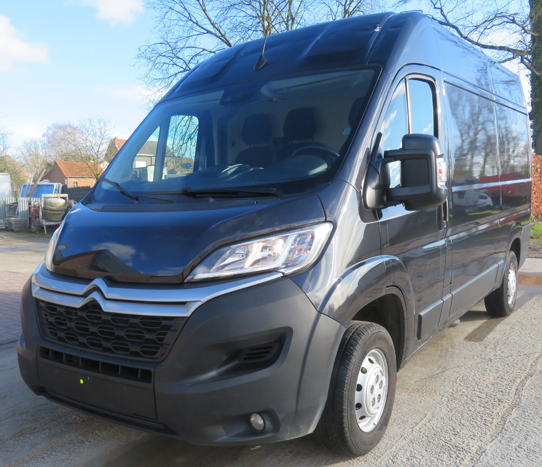 Citroën Jumpy 2.2 blueHDI L2H2 - Kis furgon: 2 kép. Citroën Jumpy 2.2 blueHDI L2H2 - Kis furgon: 2 kép.