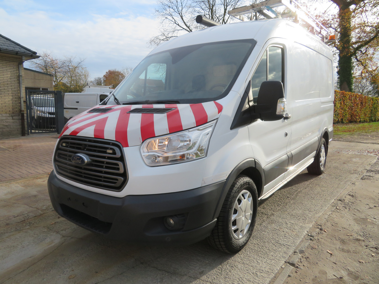 Ford Transit 2.0TDCi - L2H2 - Furgon: 3 kép. Ford Transit 2.0TDCi - L2H2 - Furgon: 3 kép.