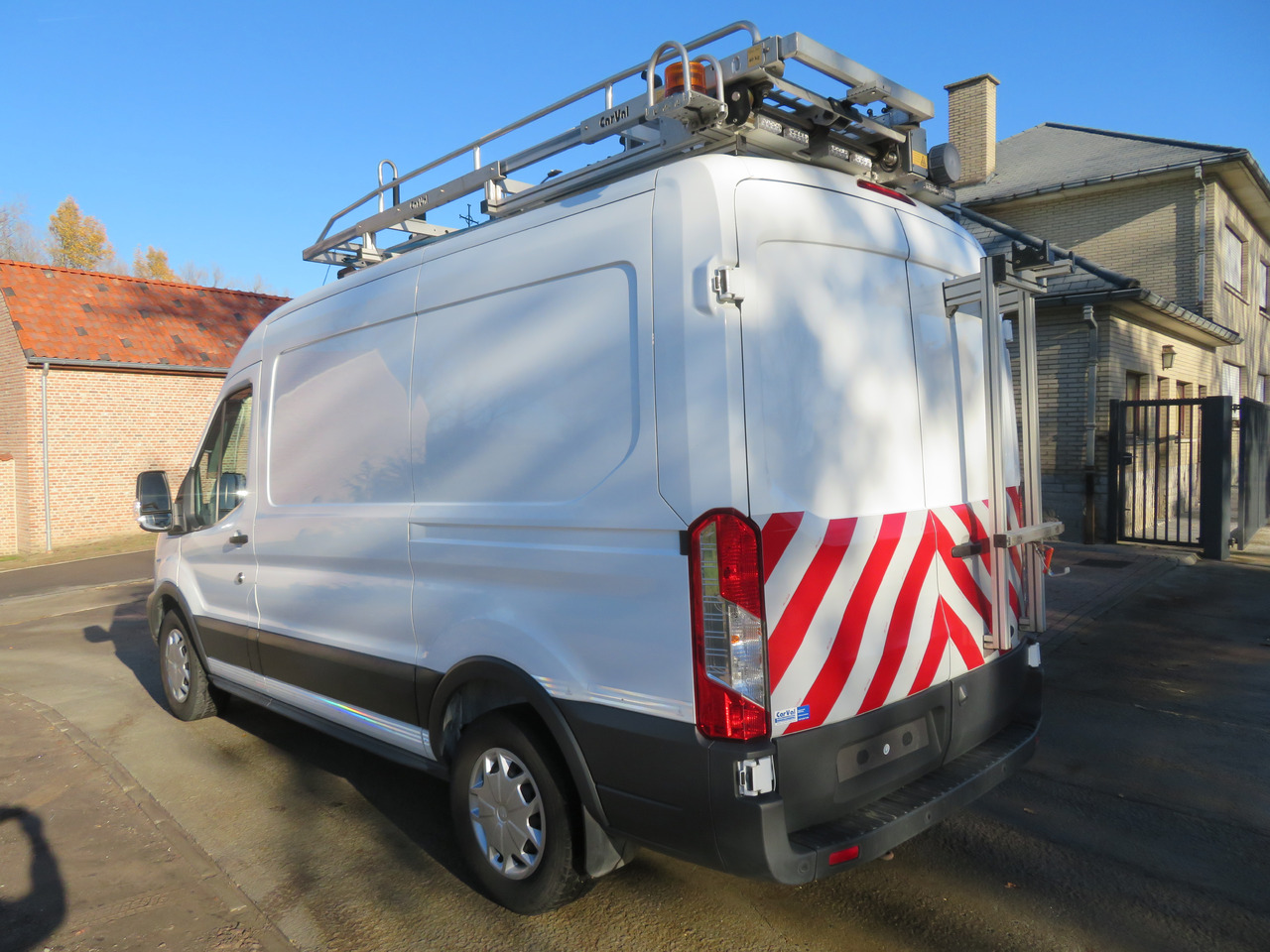 Ford Transit 2.0TDCi - L2H2 - Furgon: 5 kép. Ford Transit 2.0TDCi - L2H2 - Furgon: 5 kép.