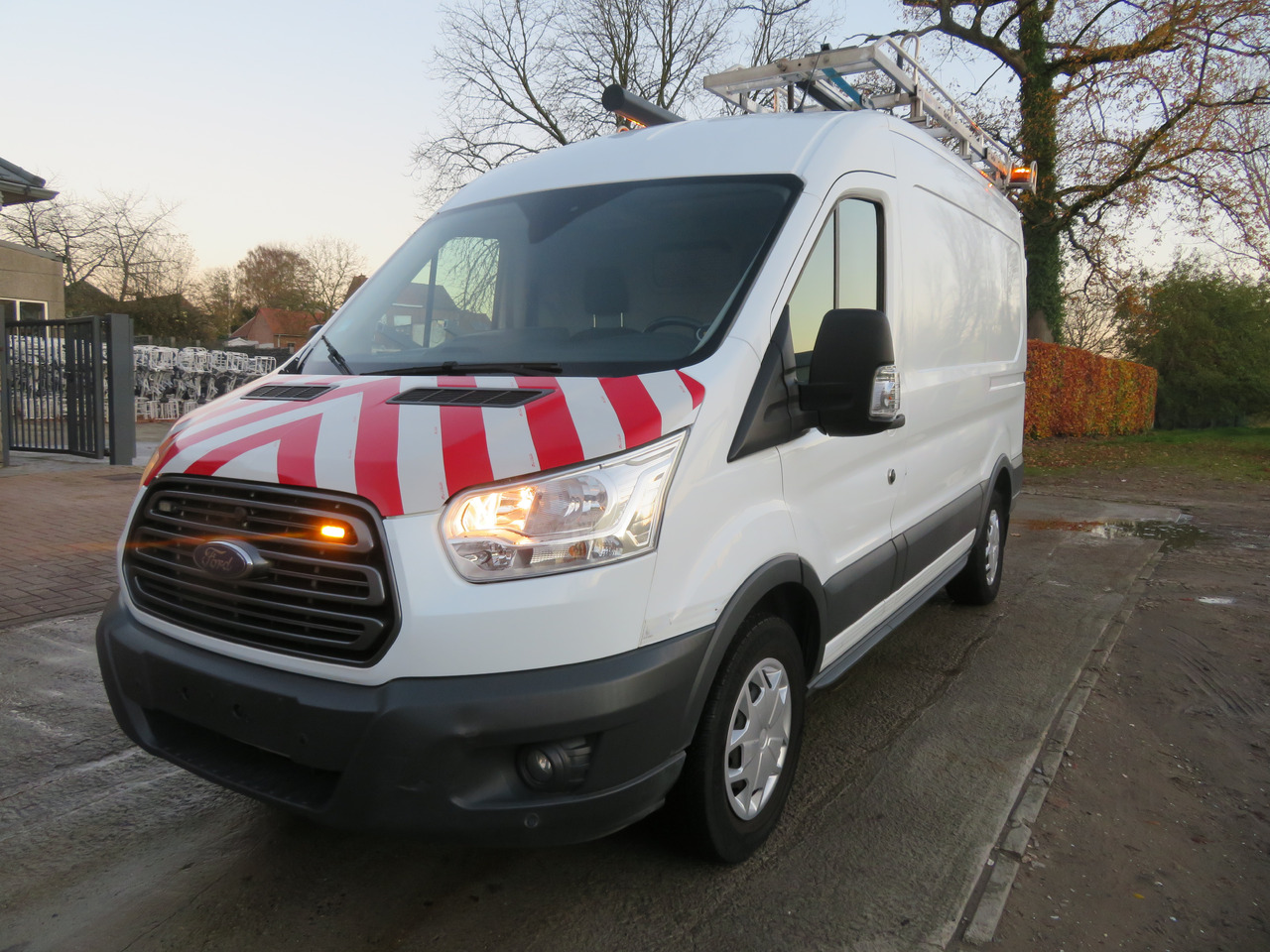 Ford Transit 2.0TDCi - L2H2 - Furgon: 3 kép. Ford Transit 2.0TDCi - L2H2 - Furgon: 3 kép.