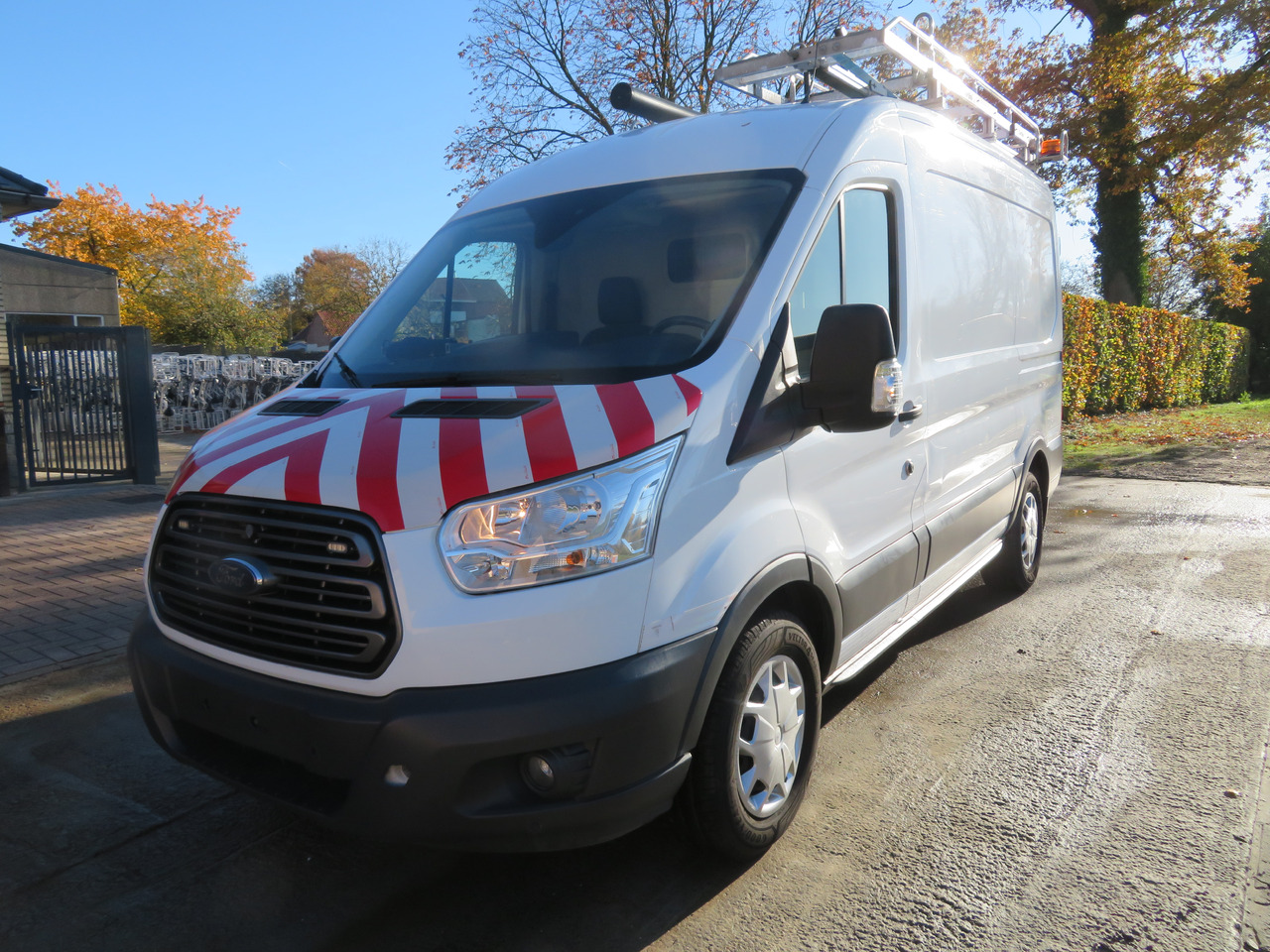 Ford Transit 2.0TDCi - L2H2 - Furgon: 3 kép. Ford Transit 2.0TDCi - L2H2 - Furgon: 3 kép.