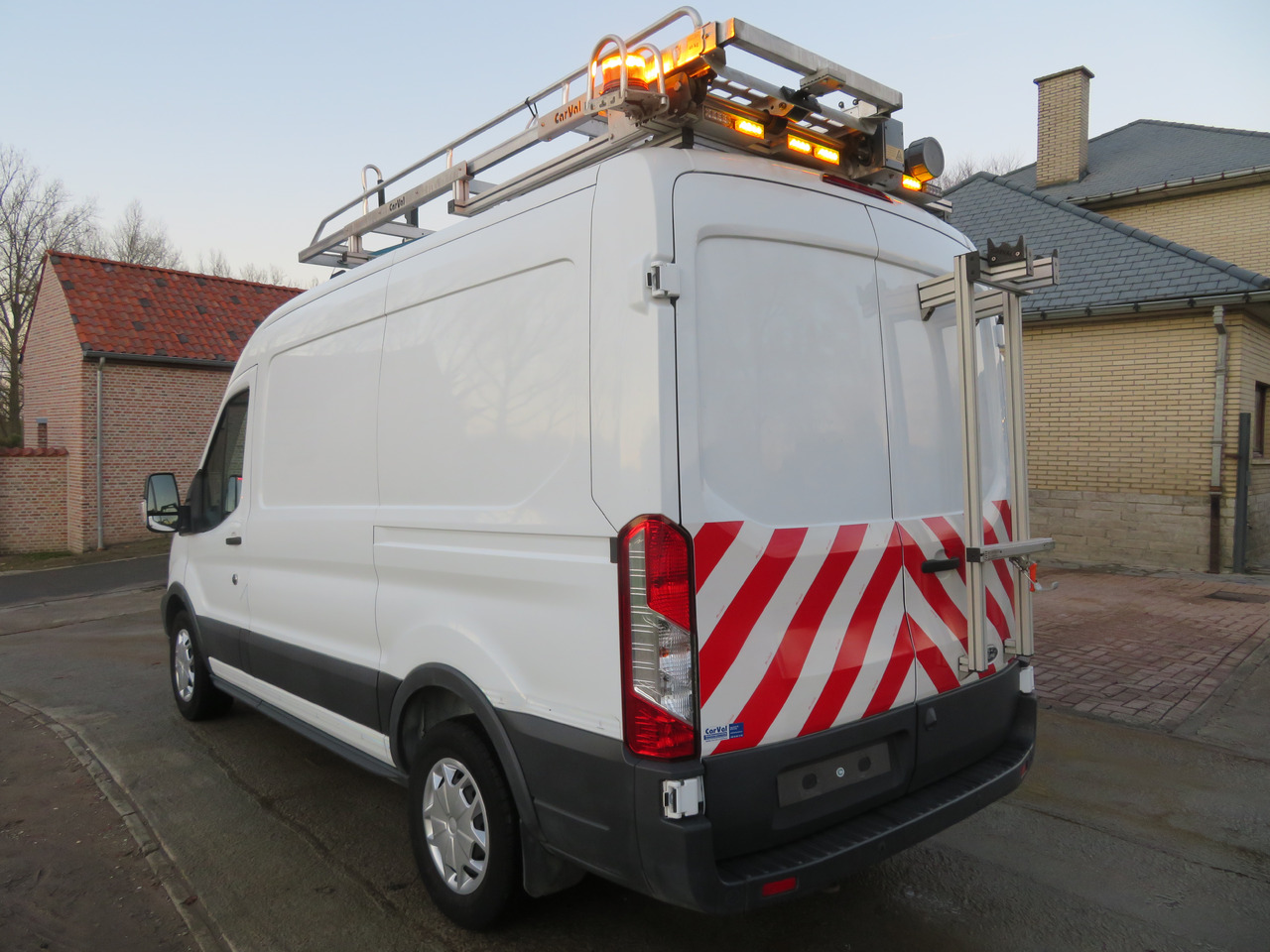 Ford Transit 2.0TDCi - L2H2 - Furgon: 5 kép. Ford Transit 2.0TDCi - L2H2 - Furgon: 5 kép.