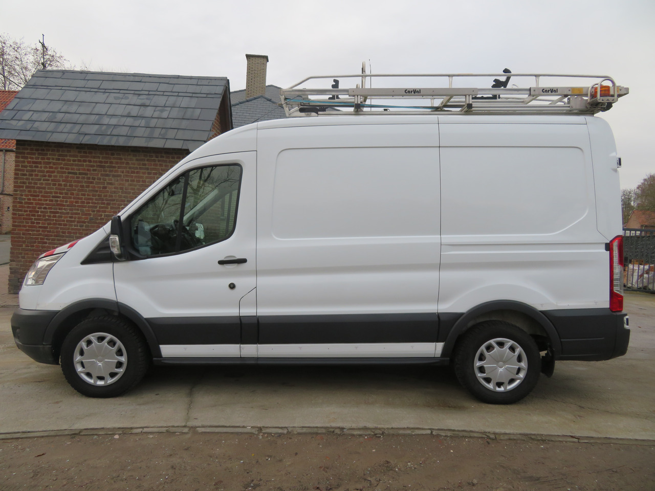 Ford Transit 2.0TDCi - L2H2 - Furgon: 4 kép. Ford Transit 2.0TDCi - L2H2 - Furgon: 4 kép.