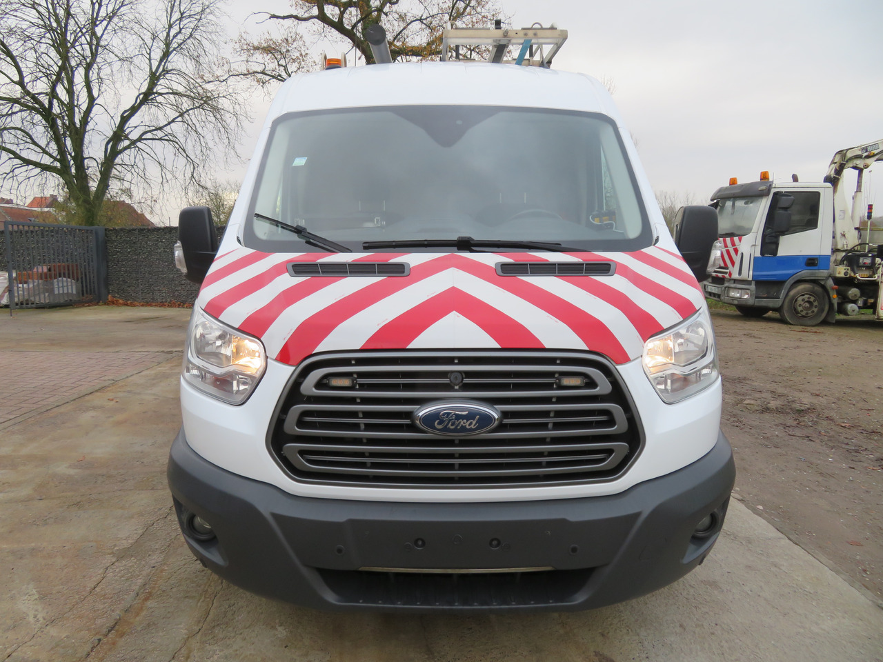Ford Transit 2.0TDCi - L2H2 - Furgon: 2 kép. Ford Transit 2.0TDCi - L2H2 - Furgon: 2 kép.
