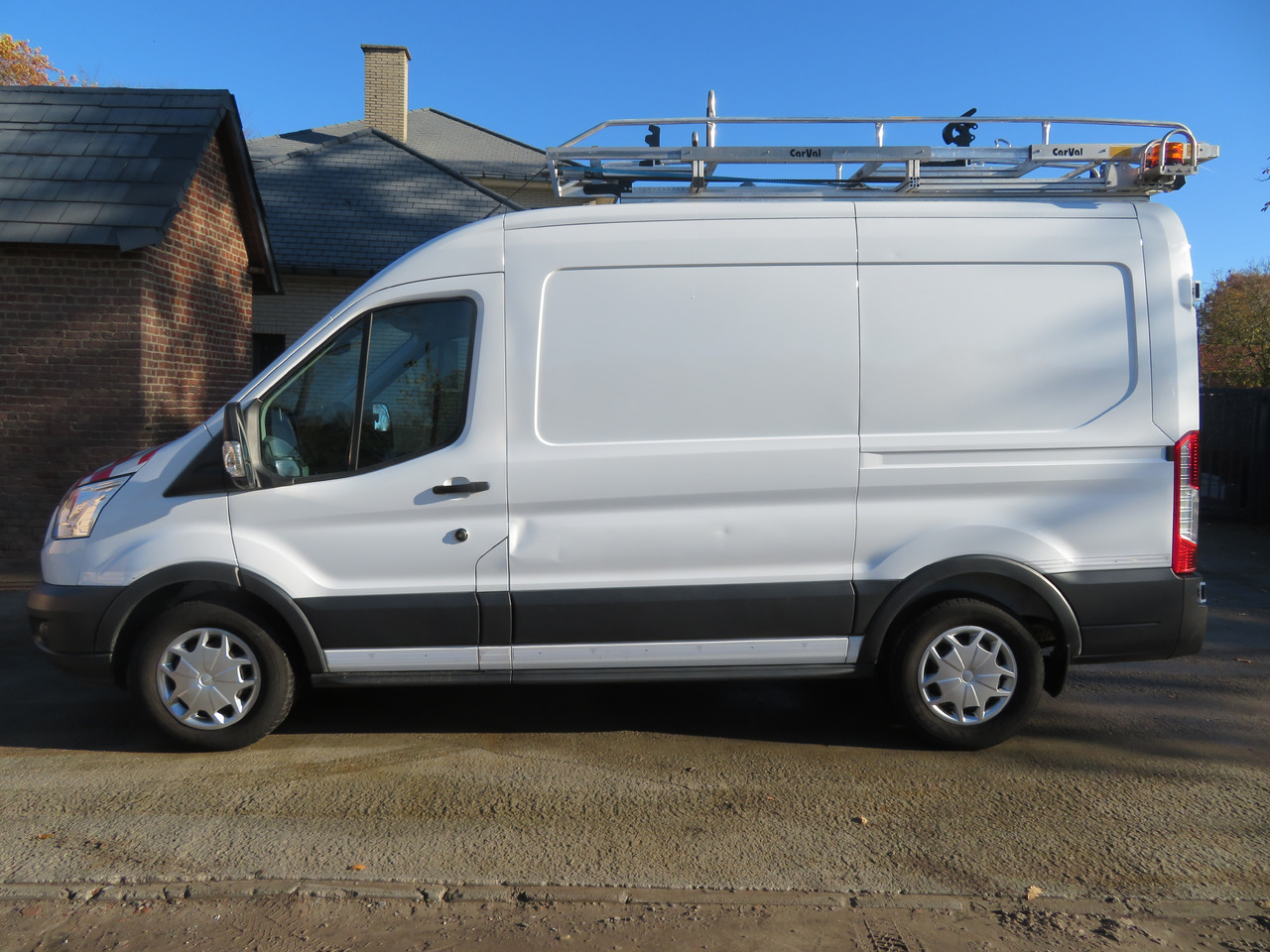 Ford Transit 2.0TDCi - L2H2 - Furgon: 4 kép. Ford Transit 2.0TDCi - L2H2 - Furgon: 4 kép.