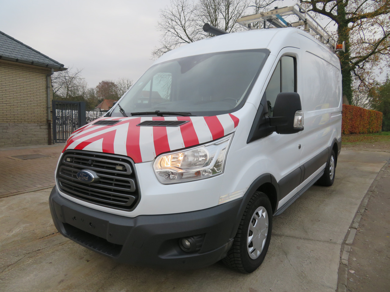 Ford Transit 2.0TDCi - L2H2 - Furgon: 3 kép. Ford Transit 2.0TDCi - L2H2 - Furgon: 3 kép.