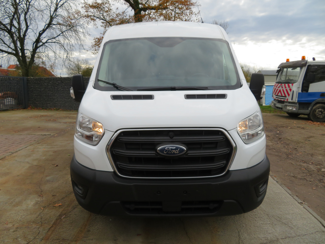 Ford Transit 2.0TDCi TREND - L2H2 - Furgon: 2 kép. Ford Transit 2.0TDCi TREND - L2H2 - Furgon: 2 kép.