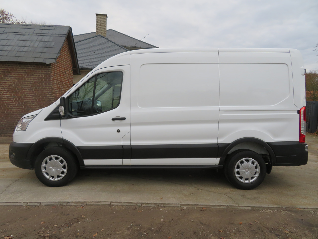 Ford Transit 2.0TDCi TREND - L2H2 - Furgon: 4 kép. Ford Transit 2.0TDCi TREND - L2H2 - Furgon: 4 kép.