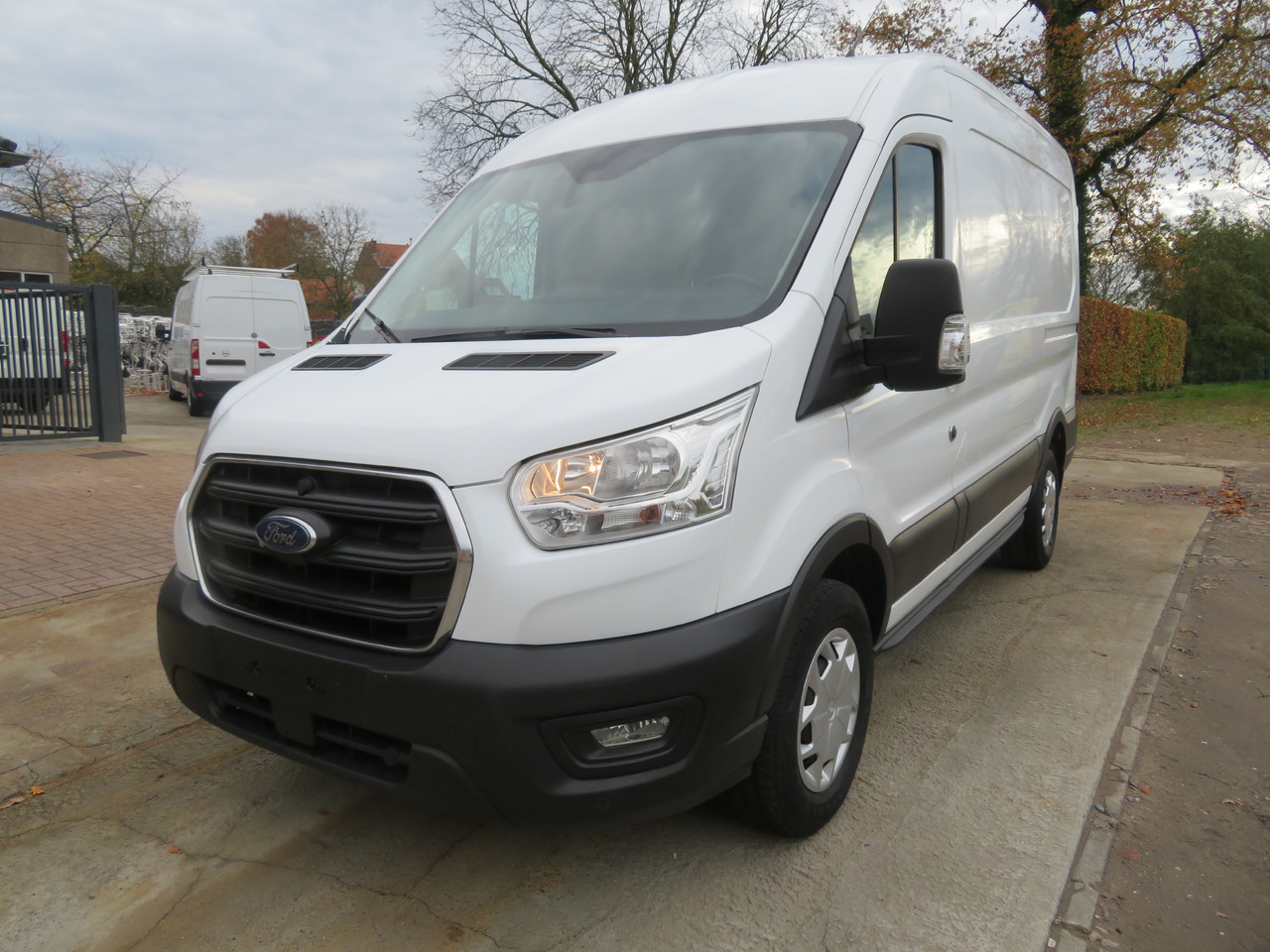 Ford Transit 2.0TDCi TREND - L2H2 - Furgon: 3 kép. Ford Transit 2.0TDCi TREND - L2H2 - Furgon: 3 kép.