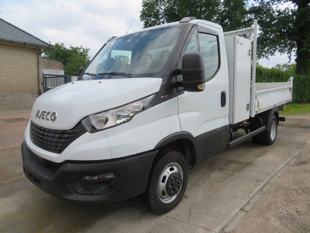IVECO Daily 35C16 - 3.0 - Billenőplatós kisteherautó: 3 kép. IVECO Daily 35C16 - 3.0 - Billenőplatós kisteherautó: 3 kép.