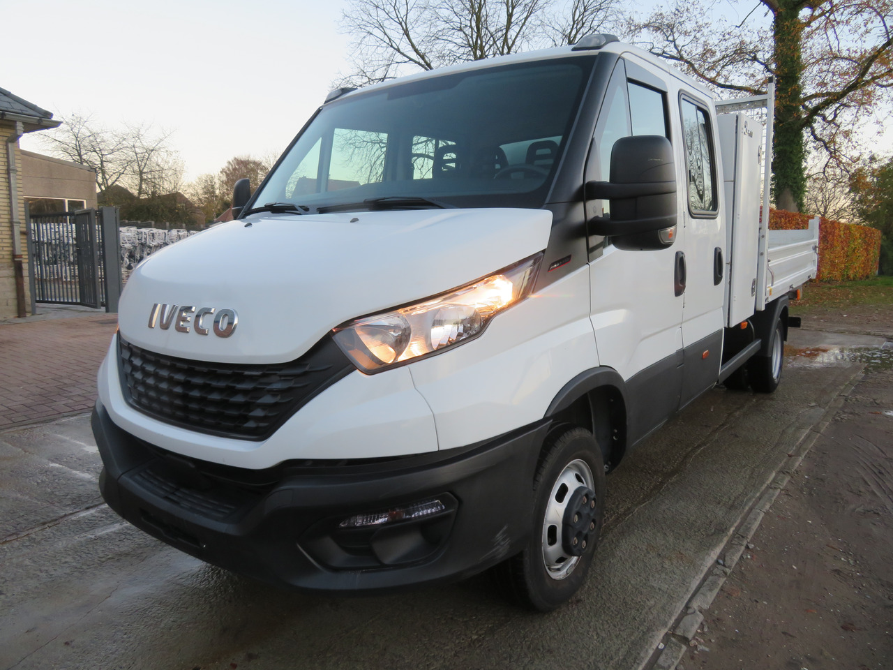 Iveco Daily 35C16 3.0 - Billenőplatós kisteherautó, Duplakabinos kisteherautó: 3 kép. Iveco Daily 35C16 3.0 - Billenőplatós kisteherautó, Duplakabinos kisteherautó: 3 kép.
