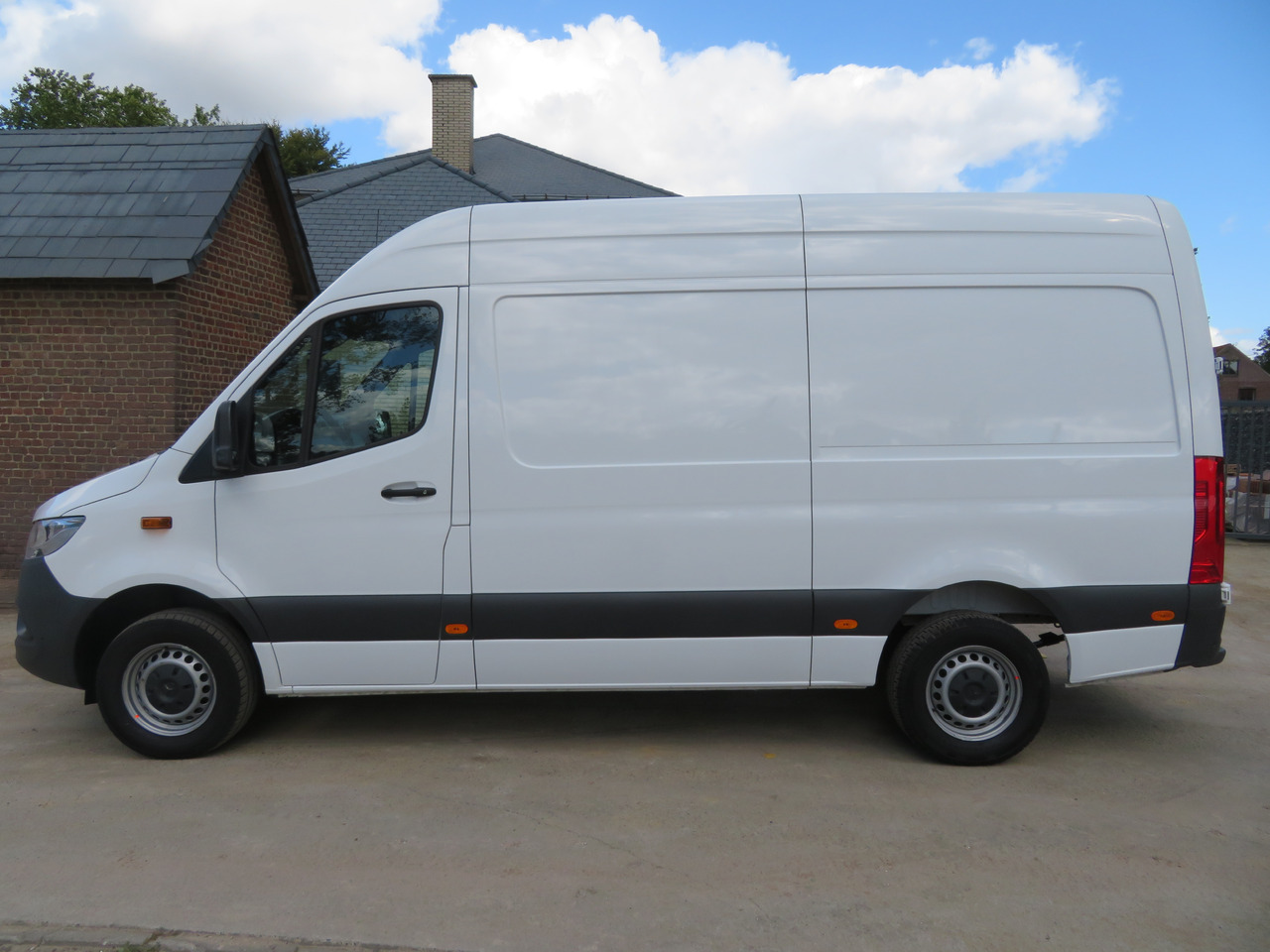 Mercedes-Benz Sprinter 317cdi - A2H2 - Furgon: 4 kép. Mercedes-Benz Sprinter 317cdi - A2H2 - Furgon: 4 kép.