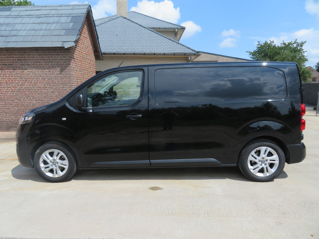 OPEL Vivaro Edition 2.0 Turbo - L2H1 - Kis furgon: 4 kép. OPEL Vivaro Edition 2.0 Turbo - L2H1 - Kis furgon: 4 kép.